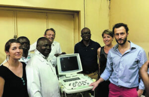 De g à d autour de l'échographe : Mélanie Dechaume, infirmière à la clinique Convert, un interne et un cardiologue de l'hôpital de Kinshasa, le Dr Piqueras et le Dr M'Bala de la clinique Convert, Angélique Ratton-Morel infirmière, et le Dr Robin, à l'origine de cette opération de solidarité.
