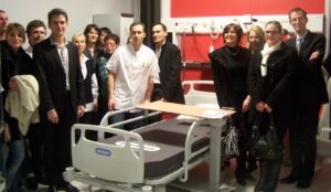 Le directeur général, Gilles Vallade (tout à droite), présente la nouvelle équipe du service de cardiologie interventionnelle. Photo de Laurane Raimondo